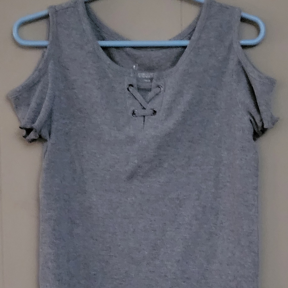 Girls short sleeve shirt with open shoulder